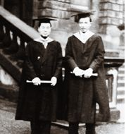 楊立銘（右）和程開甲在英國愛丁堡大學獲博士學位時的合影.png