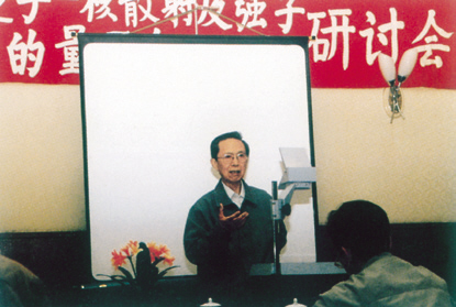 楊立銘作學術報告.jpg