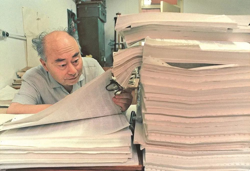 1996年，于敏在北京辦公室查閱計算機數據.jpg
